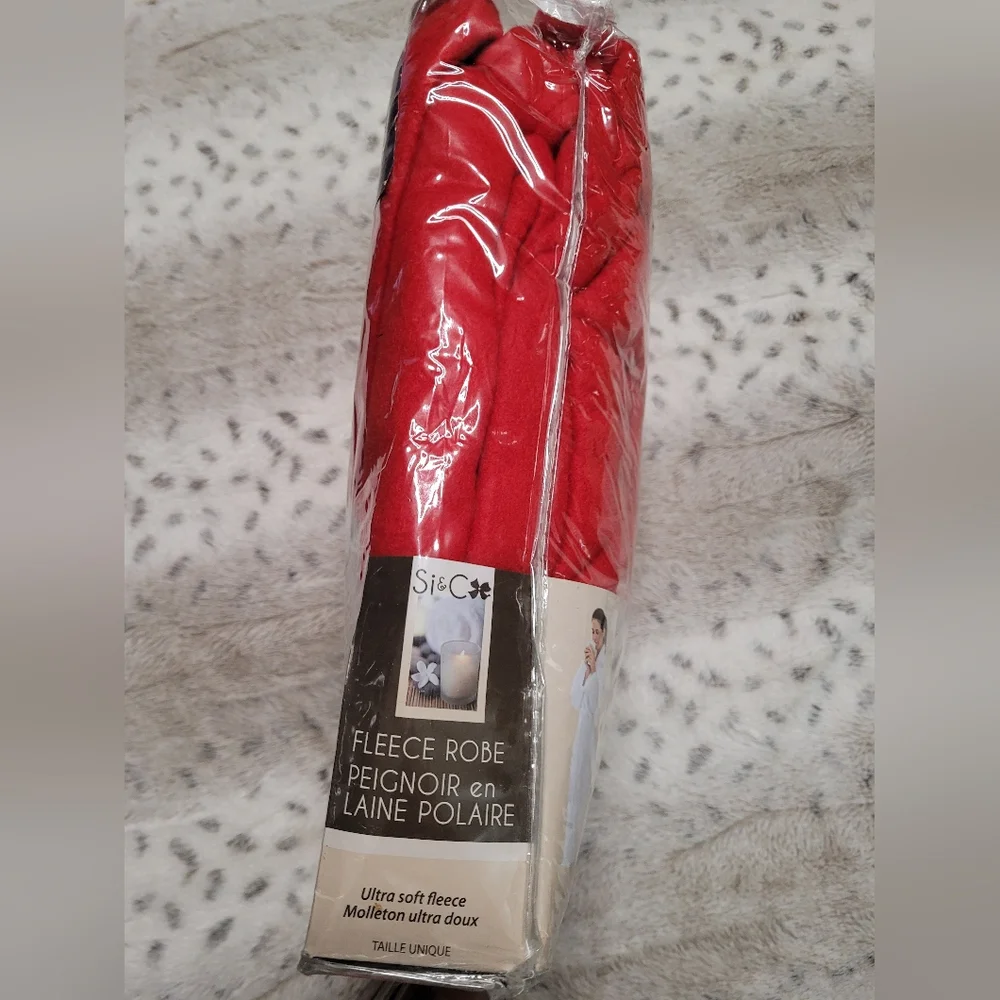 NWT Red Robe - Picture 4 of 8